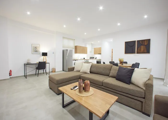 Aris Kallithea- Big & Bright 3 Bedroom Apartment