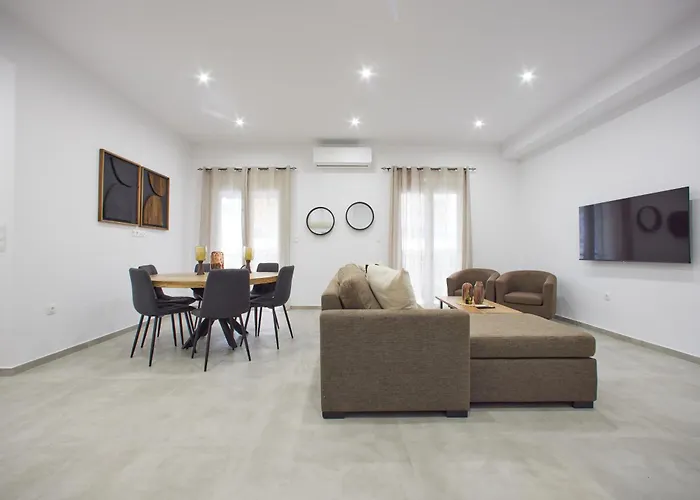 Aris Kallithea- Big & Bright 3 Bedroom Apartment